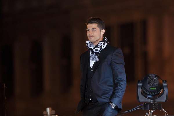 Cristiano Ronaldo, jogador decisivo do Real Madrid, se destaca fora dos campos com ações filantrópicas