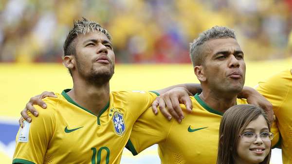 Jogadores da Seleção Brasileira se emocionaram quando o hino nacional foi cantado à capela no Estádio Castelão em Fortaleza, no jogo contra o México; Neymar chorou e David Luiz cantou alto.