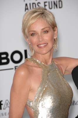 Aos 56 anos, Sharon Stone faz abdominais ensinados há mais de 20 anos por um trapezista, na África. A bela ainda faz musculação e ginástica integrativa, um método que usa atividades cotidianas realizadas em curtos intervalos de tempo, como caminhadas, subida e descidas de escadas e até mesmo passeios de bicicleta
