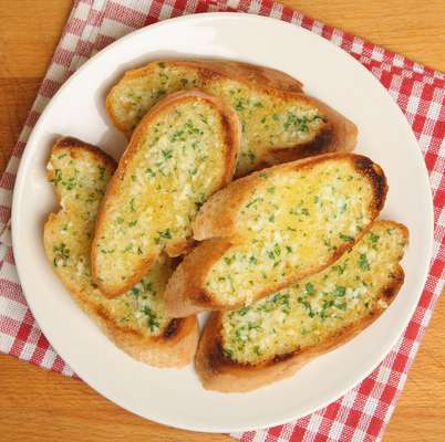 Pão de alho - Petiscos que levam cebola e alho, muito comuns em reuniões de amigos, são alguns dos principais inimigos do hálito saudável