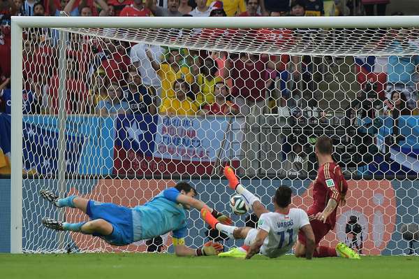 Vargas chuta forte entre Sergio Ramos e Casillas e marca o primeiro da vitória por 2 a 0 do Chile sobre a Espanha no Maracanã.