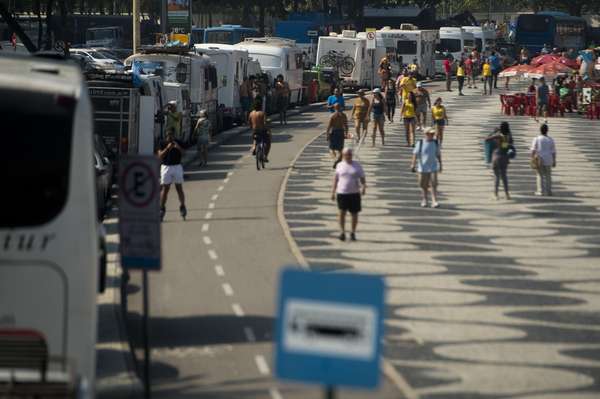 Por toda a orla do Leme e Copacabana, é possível ver carros, vans e trailers chilenos estacionados e cobertos com as cores vermelha, branca e azul