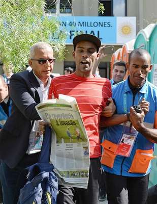 Um torcedor invadiu o treino da Argentina, em Belo Horizonte, nesta quarta-feira. O homem foi retirado do campo por seguranças
