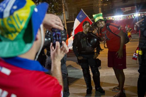A festa dos chilenos após a vitória contra a Espanha, por 2 a 0, não ficou restrita ao Estádio do Maracanã, no Rio de Janeiro. Os torcedores continuaram a festejar nos arredores, brincaram com os adversários e até tiraram fotos com policiais.