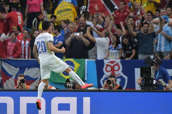 Torcedores do Chile vibram com a vitória de 2 a 0 contra a Espanha, em jogo no Maracanã nesta quarta-feira. O resultado eliminou a Espanha da Copa do Mundo.
