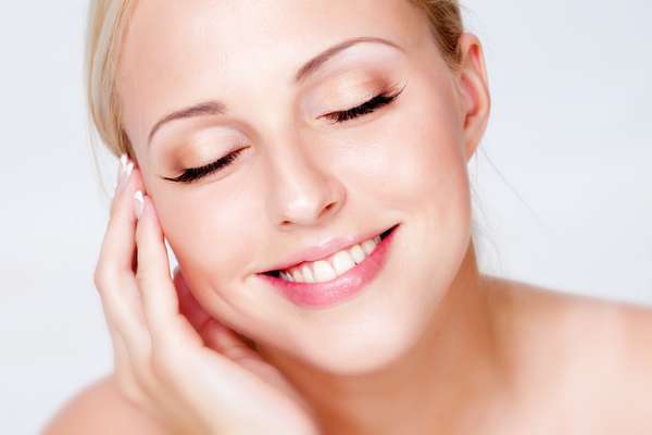 Método também atua em prol do rejuvenescimento e clareia os incômodos pelinhos finos da face, deixando-os loirinhos e com um efeito bastante similar ao promovido pelo descolorante