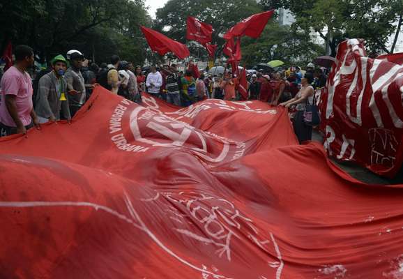 Integrantes e simpatizantes do Movimento dos Trabalhadores sem Teto (MTST) participam na tarde desta quarta-feira de uma marcha em direção ao Secovi-SP, "o maior sindicato do mercado imobiliário da América Latina", segundo definição da própria entidade, em seu site.