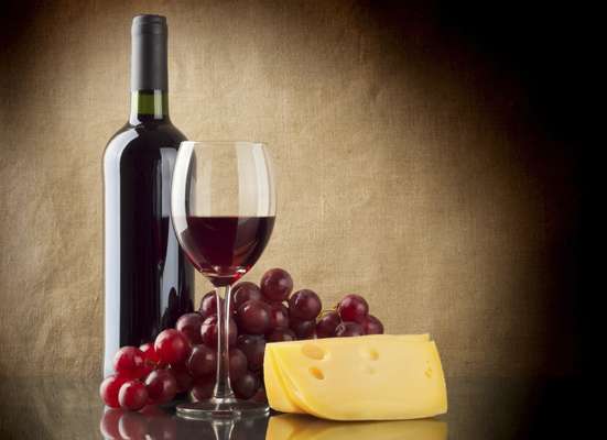 1. Mejora la función cognitiva. Alrededor de 70 estudios demuestran que el consumo moderado de vino mejora el funcionamiento del cerebro y, en pequeñas cantidades, previene la demencia.
