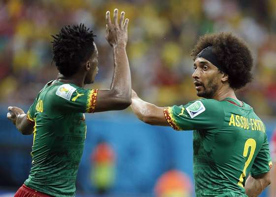 Benjamin Moukandjo e Benoit Assou-Ekotto se estranham e discutem em campo durante derrota de Camarões por 4 a 0 para a Croácia na Arena Amazônia, em Manaus. Com o resultado, a seleção de Camarões não tem mais chances de passar para a segunda fase da Copa do Mundo