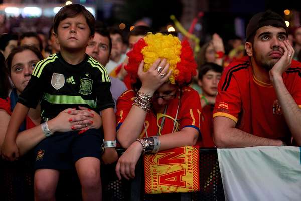 A eliminação antecipada da seleção da Espanha da Copa do Mundo pegou os torcedores espanhóis de surpresa. Durante a exibição da partida contra o Chile, em que a atual campeão do mundo saiu derrotada por 2 a 0, a decepção estava estampada no rosto dos torcedores.