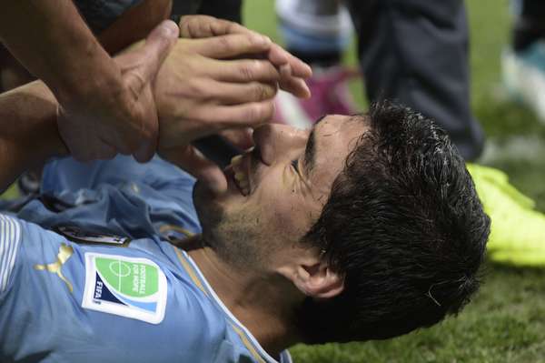 O atacante uruguaio Luis Suárez se emociona ao comemorar o seu segundo gol na partida contra a Inglaterra. Autor dos dois gols que deram a vitória à equipe sul-americana, Suárez chorou ao ser substituído ao final da partida.