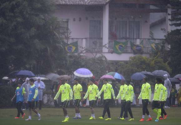 A Seleção Brasileira retornou aos trabalhos nesta quinta-feira na Granja Comary, no Rio de Janeiro, com chuva e frio.