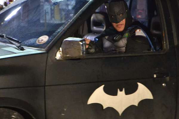 'Batman' paulista no seu 'Batmóvel': homem 'à paisana' que teve celular roubado buscou e prendeu ladrão em Capão Redondo