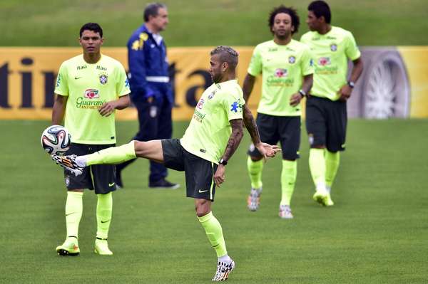 A Seleção Brasileira voltou quase completa a campo nesta sexta-feira, na Granja Comary, em Teresópolis, na serra carioca. A única ausência foi a do goleiro Júlio César, que fez exercícios na academia. Daniel Alves durante treino da Seleção