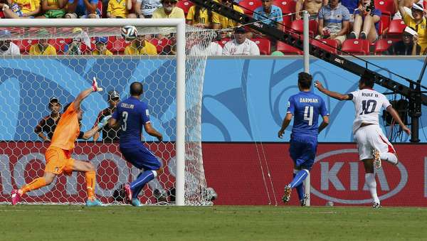 Costa Rica abre o placar contra a Itália com gol de Bryan Ruiz, na Arena Pernambuco.