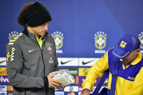 Durante entrevista coletiva nesta sexta-feira, David Luiz e Marcelo receberam, em nome da Seleção Brasileira, cartas de torcedores entregues pelos Correios na Granja Comary