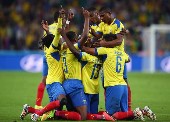 Equipe equatoriana comemora o gol da virada em cima de Honduras. Com dois de Valencia, o Equador fechou a partida contra Honduras na Arena da Baixada, em Curitiba, com vitória por 2 a 1; seleção se mantém viva na Copa do Mundo.