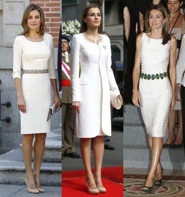 El color blanco ha acompañado a la Reina Letizia en algunos de los momentos más señalados de su vida. Así ocurrió en el día de su boda, con el elegantísimo vestido de Pertegaz, en los bautizos de Leonor y Sofía y numerosos actos oficiales.