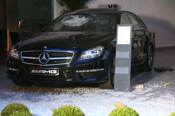 Ato organizado pelo Movimento Passe Livre (MPL) na última quinta-feira terminou com atos de vandalismo e depredações. Uma concessionária da Mercedes-Benz, que fica na região da Marginal Pinheiros, foi totalmente destruída e teve os dez carros expostos danificados