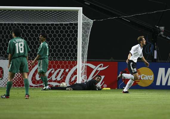 1 - O primeiro gol do alemão Klose em Copas do Mundo foi em 2002, na vitória por 8 a 0 sobre a Arábia Saudita no Japão