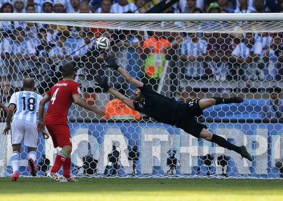 Messi finaliza e não deixa chance para o goleiro iraniano fazer a defesa. O craque argentino garantiu a vitória durante jogo no Estádio do Mineirão, em Belo Horizonte.