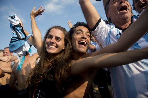 Torcedores da Argentina e do Irã lotaram a praia de Copacabana para assistir neste sábado o jogo entre as duas seleções. Os argentinos sofreram com a pressão do Irã, mas, ao final, fizeram a festa com a vitória por 1 a 0