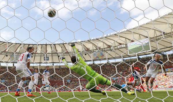Nos minutos finais, goleiro russo, Akinfeev, não consegue evitar gol da Bélgica, no Estádio do Maracanã, no Rio de Janeiro.
