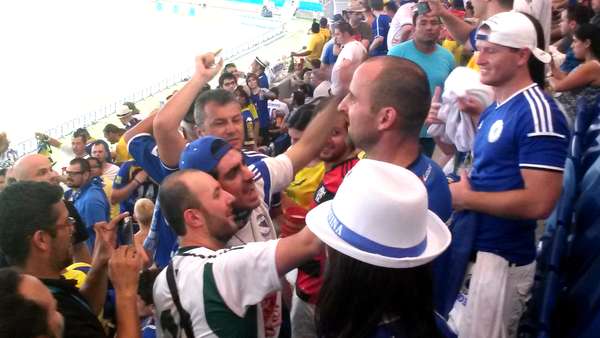 O humorista Marcelo Adnet esteve na Arena Pantanal, em Cuiabá, torcendo pela seleção da Bósnia, neste sábado (21). Adnet puxou cantos, cantou o hino bósnio e chorou ao final do jogo. O resultado eliminou a equipe européia