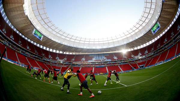 Seleção de Camarões realizou na tarde deste domingo treino de reconhecimento do campo no estádio Mané Garrincha, em Brasília. Amanhã, às 17h, os jogadores enfrentam a Seleção Brasileira, em jogo válido pelo Grupo A.