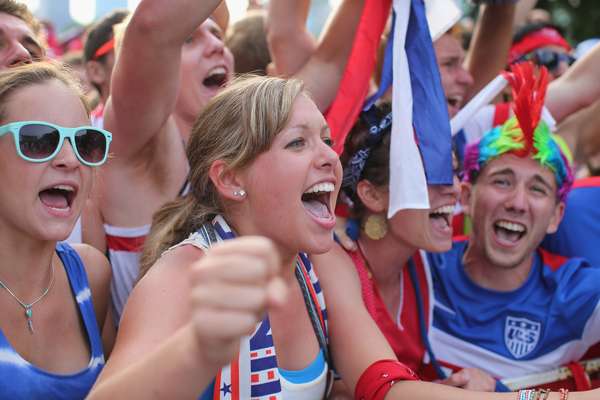Nos Estados Unidos, torcedores lotaram um parque de Chicago para assistir ao jogo contra Portugal, que terminou empatado em 2 a 2, na Arena Amazônia, em Manaus