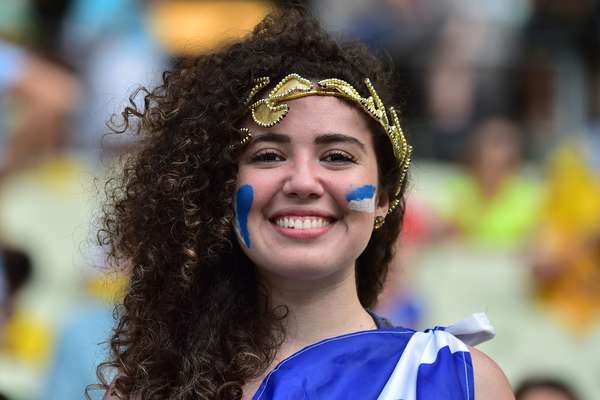Torcedores da Grécia vibram com a inédita classificação da seleção para as oitavas de final da Copa. Com um pênalti no último minuto, a seleção venceu por 2 a 1 a Costa do Marfim, que acabou eliminada; a partida ocorreu na Arena do Castelão, em Fortaleza.