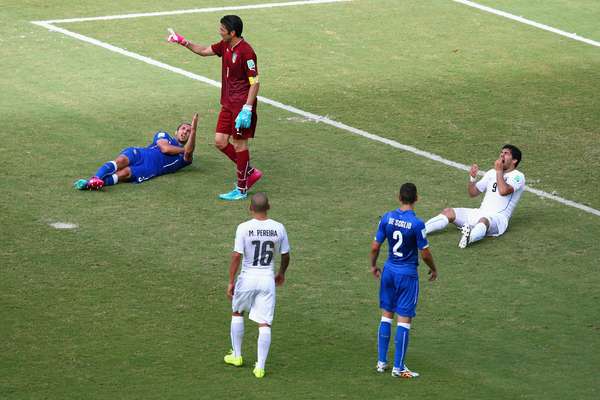 Durante o jogo decisivo entre Itália e Uruguai, Luis Suárez fez o que se espera dele, além de gols: surpreendeu e causou polêmica.