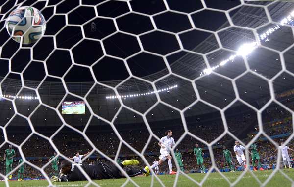 Com um pênalti aos 47 minutos do segundo tempo, a Grécia garante vaga nas oitavas de final da Copa e elimina a Costa do Marfim, com placar de 2 a 1. O autor do gol foi Georgios Samaras, em partida na noite desta terça-feira, na Arena Castelão, em Fortaleza.