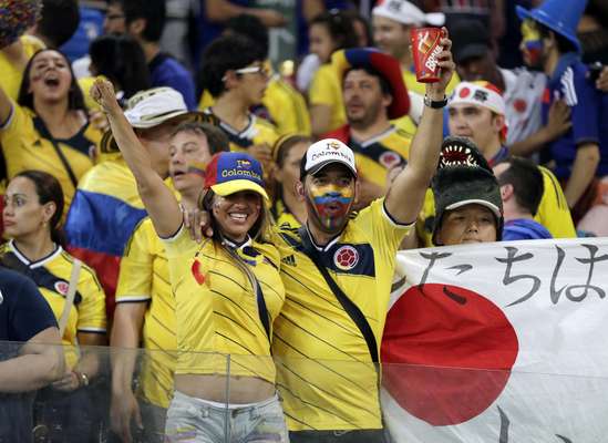 Torcedores colombianos comemoram a vitória por 4 a 1 em cima do Japão em partida na Arena Pantanal, em Cuiabá. Os sul-americanos se classificaram em primeiro do Grupo C com 100% de aproveitamento e pegam o Chile nas oitavas de final.