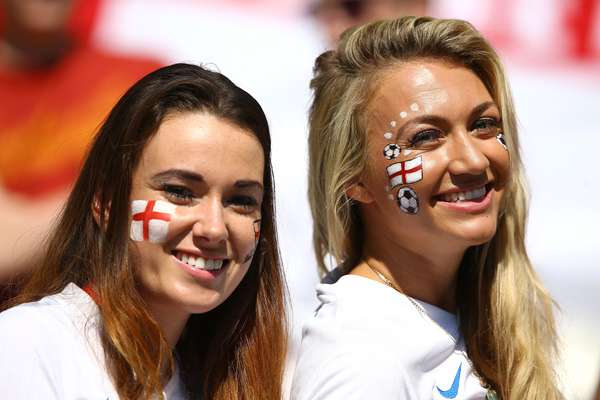 Torcedores de Costa Rica e Inglaterra se divertem dentro do Estádio do Mineirão, em Belo Horizonte, nesta terça-feira. Se vencer a partida, a Costa Rica garante o primeiro lugar no Grupo D