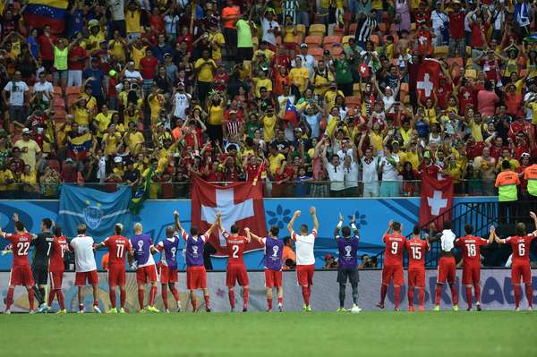 Torcedores da Suíça fazem a festa na Arena Amazônia, em Manaus, após a vitória por 3 a 0 contra Honduras; com o resultado, a Suíça passa para as oitavas de final.