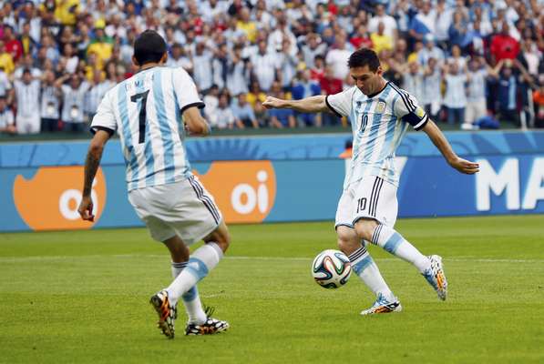 Logo no início do jogo contra a Nigéria, Messi marcou o primeiro gol da Argentina