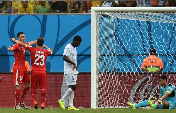 Xherdan Shaqiri celebra o terceiro gol da Suíça com o colega Josip Drmic, enquanto que o goleiro de Honduras Noel Valladares lamenta. Partida entre Honduras x Suíça aconteceu nesta quarta-feira, na Arena Amazônia, e terminou em 3 a 0 para a seleção suíça.
