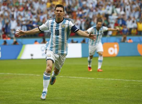 Messi abre o placar para a Argentina, contra a Bósnia, no Estádio Beira-Rio, em Porto Alegre.