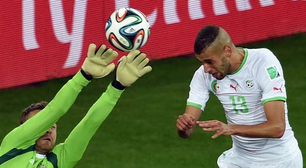 Slimani cabeceia a bola depois de falha do goleiro russo e empata o placar para a Argélia em partida em Curitiba. O resultado garantiu a segunda colocação do Grupo H e a vaga inédita à Argélia na segunda fase da Copa do Mundo.