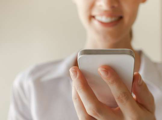 Alguns aplicativos para smartphones já identificam a densidade dos raios UV, recomendam o tempo certo para o sono da beleza e ainda permitem trocar informações sobre produtos para o cuidado da pele