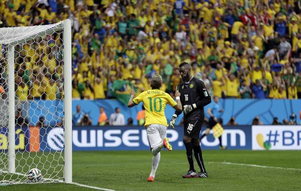 Neymar comemora o primeiro gol da partida contra Camarões, em que o atacante brilhou na vitória brasileira. O camisa 10 marcou quatro gols na primeira fase da Copa do Mundo