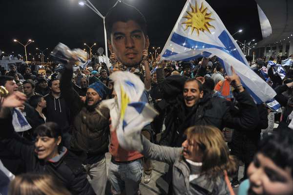 Cerca de 500 torcedores uruguaios fizeram festa no Aeroporto Internacional de Carrasco, próximo a Montevidéu, esperando por Luis Suárez. O atacante deixou o Brasil após ser suspenso pela Fifa por nove partidas oficiais da seleção e por quatro meses de qualquer atividade relacionada ao futebol pela mordida dada no zagueiro italiano Chiellini, mas só chegou ao Uruguai às 5h