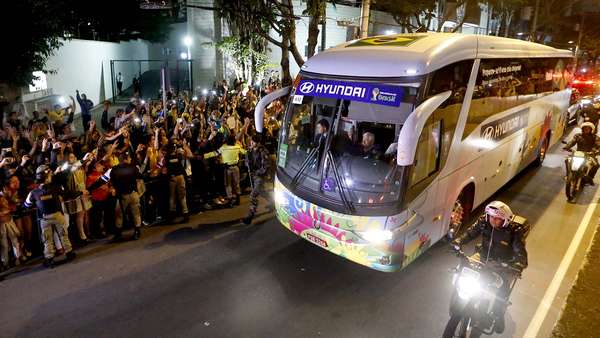 Seleção Brasileira chega a hotel em Belo Horizonte, onde enfrenta o Chile no sábado, com grande apoio da torcida
