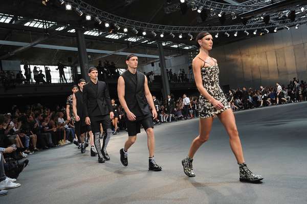 Nesta sexta-feira (26), a Givenchy transformou seu desfile masculino em Paris em uma verdadeira reunião das maiores tops da atualidade