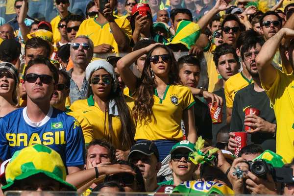 Bruna Marquezine prestigiou seu namorado, Neymar, neste sábado no Estádio do Mineirão, em Belo Horizonte. A Seleção Brasileira jogou contra o Chile na primeira partida das oitavas de final da Copa do Mundo de 2014. O jogo foi muito tenso e o Brasil se classificou nos pênaltis