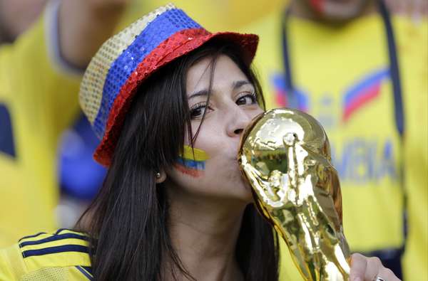 Torcedores de Colômbia e Uruguai fazem festa no Estádio do Maracanã, no Rio de Janeiro, para a partida decisiva entre as duas seleções que vale pelas oitavas de final. Colômbia venceu por 2 a 0 e pega o Brasil nas quartas de final