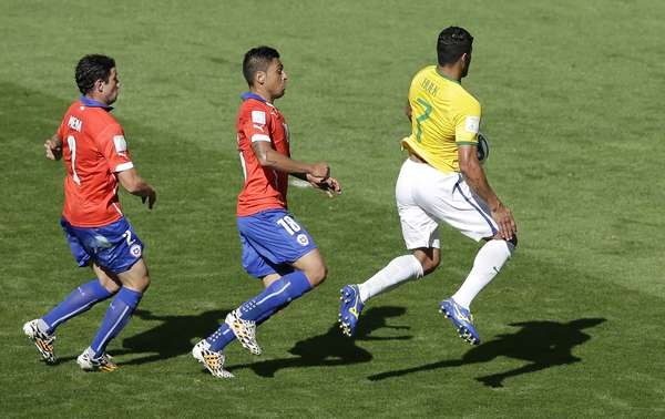 Durante o segundo tempo, Hulk marcou o gol da virada para o Brasil contra o Chile. Os jogadores da Seleção Brasileira chegaram a comemorar, mas o juiz anulou o tento por toque de mão de Hulk