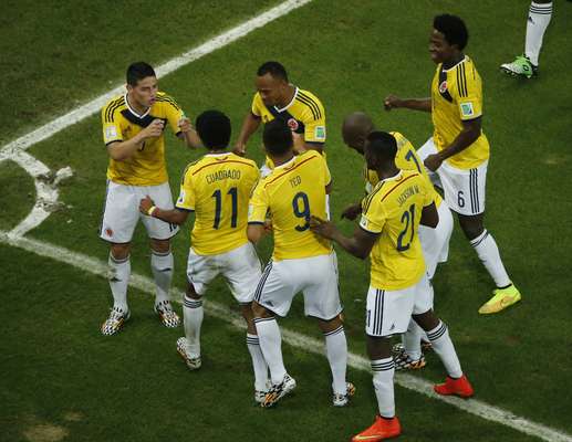 Jogadores da Colômbia dançam após o segundo gol contra o Uruguai ter sido marcado; partida terminou em 2 a 0 para a Colômbia, que se classificou para as quartas de final e enfrentará o Brasil na próxima sexta-feira.