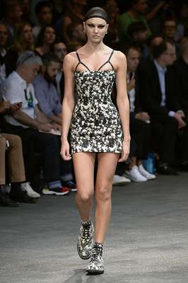 Candice se apresentou com um vestido bem justo e estampado, nas cores preta e branca